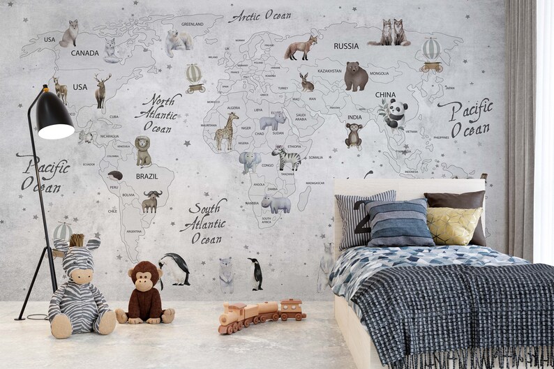 Puede incluir: Un mural de pared que muestra un mapa del mundo con ilustraciones de varios animales colocados en los continentes, incluyendo un panda, una jirafa y un elefante. El mapa incluye etiquetas de texto para oc&eacute;anos y pa&iacute;ses sobre un fondo gris claro.