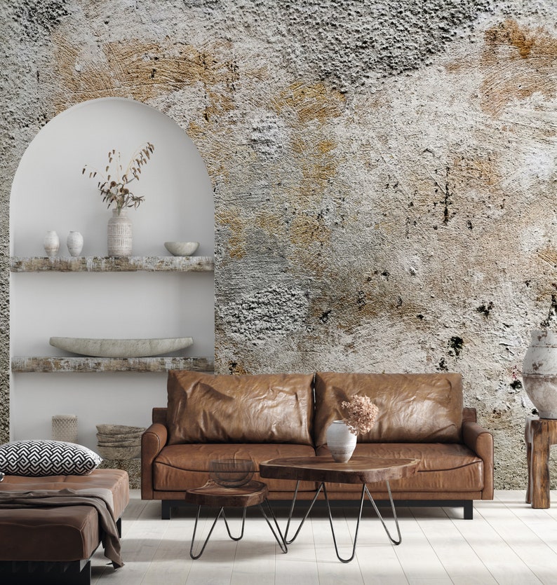 Puede incluir: Un sal&oacute;n con un sof&aacute; de cuero marr&oacute;n, mesas de centro de madera y una pared texturizada. Jarrones decorativos y un banco con un coj&iacute;n estampado se suman a la est&eacute;tica de la habitaci&oacute;n. La habitaci&oacute;n tiene una paleta de colores neutros.