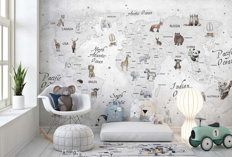 Puede incluir: Un mural de pared que muestra un mapa del mundo con ilustraciones de animales en sus regiones respectivas, incluyendo un oso polar, un panda, una jirafa y un elefante. El mapa incluye etiquetas de texto para continentes, oc&eacute;anos y pa&iacute;ses.