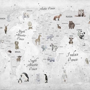 Puede incluir: Un mural de mapa mundial con un fondo gris claro y contornos negros de continentes y oc&eacute;anos. El mapa est&aacute; decorado con varias ilustraciones de animales al estilo acuarela, incluyendo un panda, un koala, una jirafa y una cebra, colocados en sus respectivas regiones.