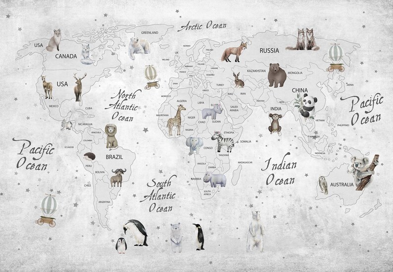 Puede incluir: Un mural de mapa mundial con un fondo gris claro y contornos negros de continentes y oc&eacute;anos. El mapa est&aacute; decorado con varias ilustraciones de animales al estilo acuarela, incluyendo un panda, un koala, una jirafa y una cebra, colocados en sus respectivas regiones.