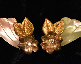 Vintage Carved Shell Wing y Flower Clip Pendientes
