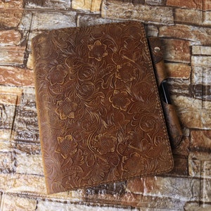 Custodia per libro della Sacra Bibbia Chiusura in pelle marrone giallastra in rilievo Regali per anziani KJV Copertina della Sacra Bibbia Custodia per penna Regalo Jw 12SAOSJ