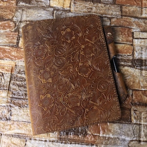 Leuchtturm1917 MASTER CLASSIC SLIM A4 Estuche de cuero en relieve Composición B5 Marrón amarillento Almacenamiento de bolígrafos Portafolio Funda para cuaderno 12SYBLE