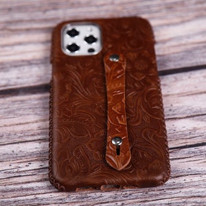 Tooled iPhone 16e 15 Pro Max 15 Plus 14 Pro 14 Pro Max 14 Plus/13 Pro Max/12 Pro case lederen hoes op maat gemaakt monogram lichtbruin