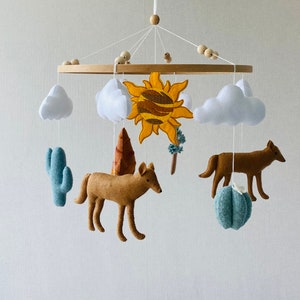 Cameretta per bambini a tema deserto del sud-ovest, mobile Coyotes, mobile montagna, mobile solare boho per culla, mobile da soffitto per bambino, mobile per bambina, regalo per neonato.