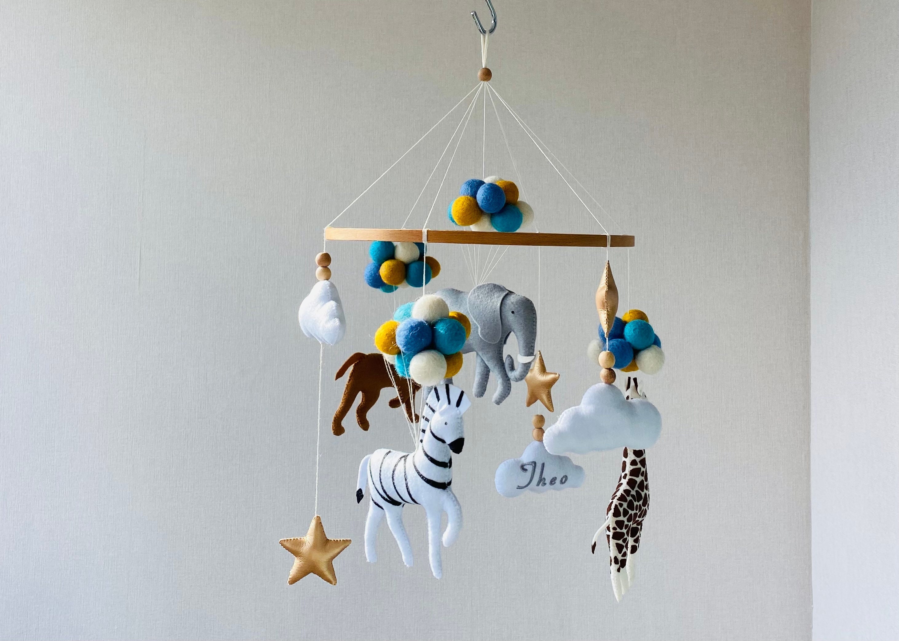 safari bébé mobile, animaux d'afrique sur ballons, crèche mobile girafe, lion, zèbre, éléphant, berceau nuages musical mobile.