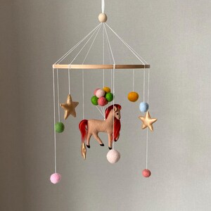 Feuerpferd Mobile, Jahr des Feuerpferdes 2026, Mobile mit Kugeln für Krippe, Babyparty Geschenk, Mobile mit Kugeln, Geschenk zur Geburt. Bild 8