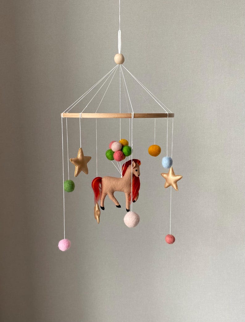 Feuerpferd Mobile, Jahr des Feuerpferdes 2026, Mobile mit Kugeln für Krippe, Babyparty Geschenk, Mobile mit Kugeln, Geschenk zur Geburt. Bild 8