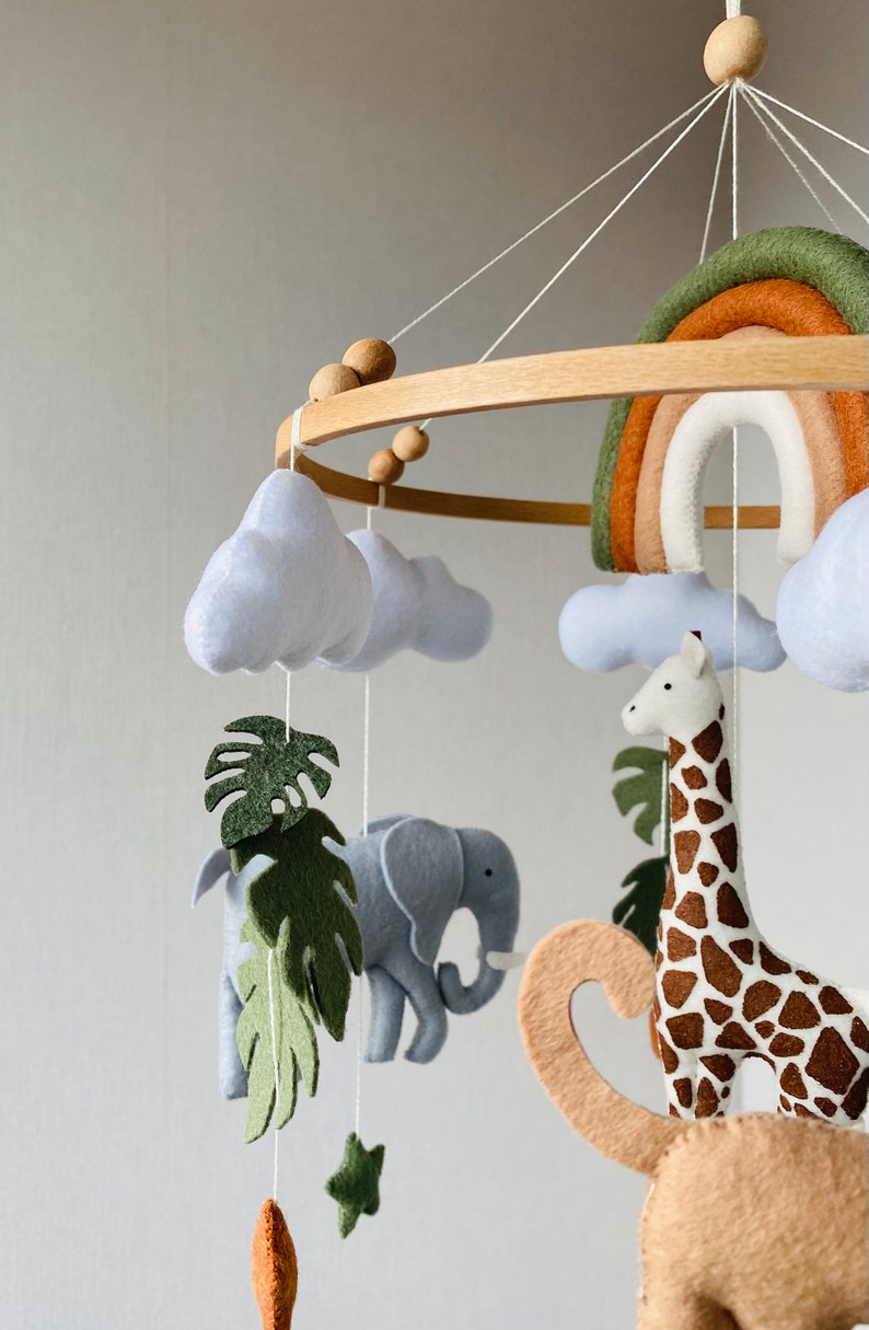 Mobile Safari pour chambre d'enfant avec arc-en-ciel, animaux réalistes en feutre lion, girafe, zèbre, éléphant, mobile pour berceau, mobile pour plafond, cadeau pour nouveau-né. image 4