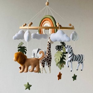 Safari Mobile mit Regenbogen, realistische Filztiere Löwe, Giraffe, Zebra, Elefant, Krippenmobile, Deckenmobile, Geschenk zur Geburt. Bild 2