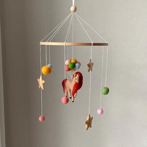 Feuerpferd Mobile, Jahr des Feuerpferdes 2026, Mobile mit Kugeln für Krippe, Babyparty Geschenk, Mobile mit Kugeln, Geschenk zur Geburt. Bild 10