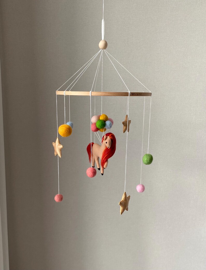 Feuerpferd Mobile, Jahr des Feuerpferdes 2026, Mobile mit Kugeln für Krippe, Babyparty Geschenk, Mobile mit Kugeln, Geschenk zur Geburt. Bild 10