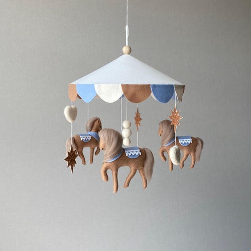 Mobile pour garçon carrousel, manège cheval bleu, mobile pour berceau, décoration suspendue pour chambre d'enfant, mobile personnalisé, cadeau de baby shower, cadeau de nouvelle maman.