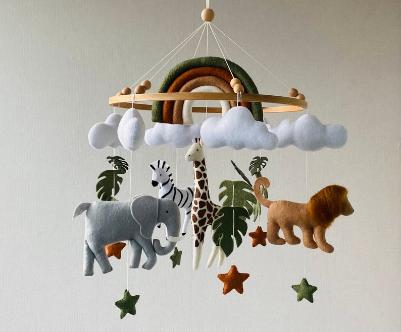 Mobile Safari pour chambre d'enfant avec arc-en-ciel, animaux réalistes en feutre lion, girafe, zèbre, éléphant, mobile pour berceau, mobile pour plafond, cadeau pour nouveau-né. image 1