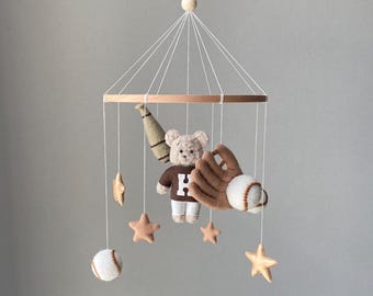 Decoração vintage para quarto de bebê, móbile esportivo para recém-nascido com ursinho de pelúcia jogando beisebol, bolas de beisebol, quarto de menino pequeno, presente para nova mamãe.