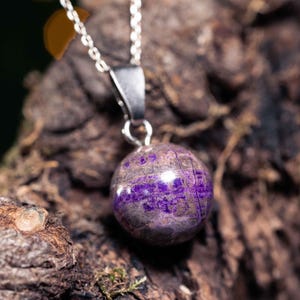 Ciondolo a sfera di sugilite con catena in argento 925 / Gioielli naturali Forest Lights / Cristallo spirituale 28a