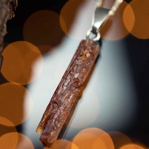 Ciondolo in cristallo grezzo di distene arancione (cianite) con catena in argento (925) / regalo con pietra preziosa magica della luce della foresta 525