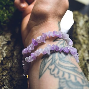 Bracciale con schegge di ametista / gioielli naturali con luci della foresta / braccialetto con perline di pietra preziosa / 045