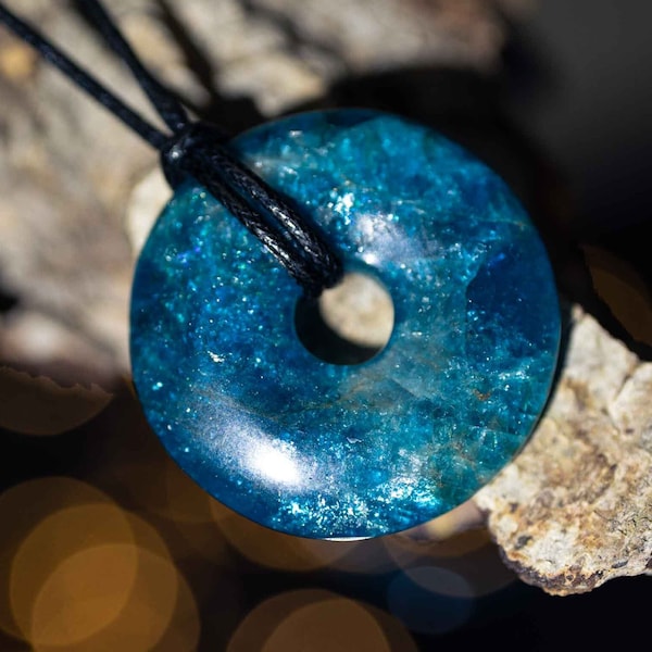 Blauer Apatit Donut mit Lederband oder Baumwollband  / Waldesleuchten Naturschmuck / Spirituell Kristall