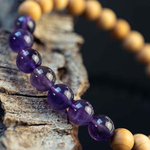 Ametista con braccialetto di perline di legno di sandalo / gioielli naturali di luci della foresta / scheggia di pietre preziose del braccialetto scambiate eticamente / 127