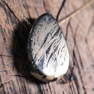 Piuma di pirite con catena placcata oro/argento 925 / luci della foresta / ciondolo gatto di pirite pietra preziosa di pirite oro 55a