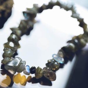 Bracciale scheggiato di labradorite / gioielli naturali con luci della foresta / braccialetto con perline di pietra di luna / 360