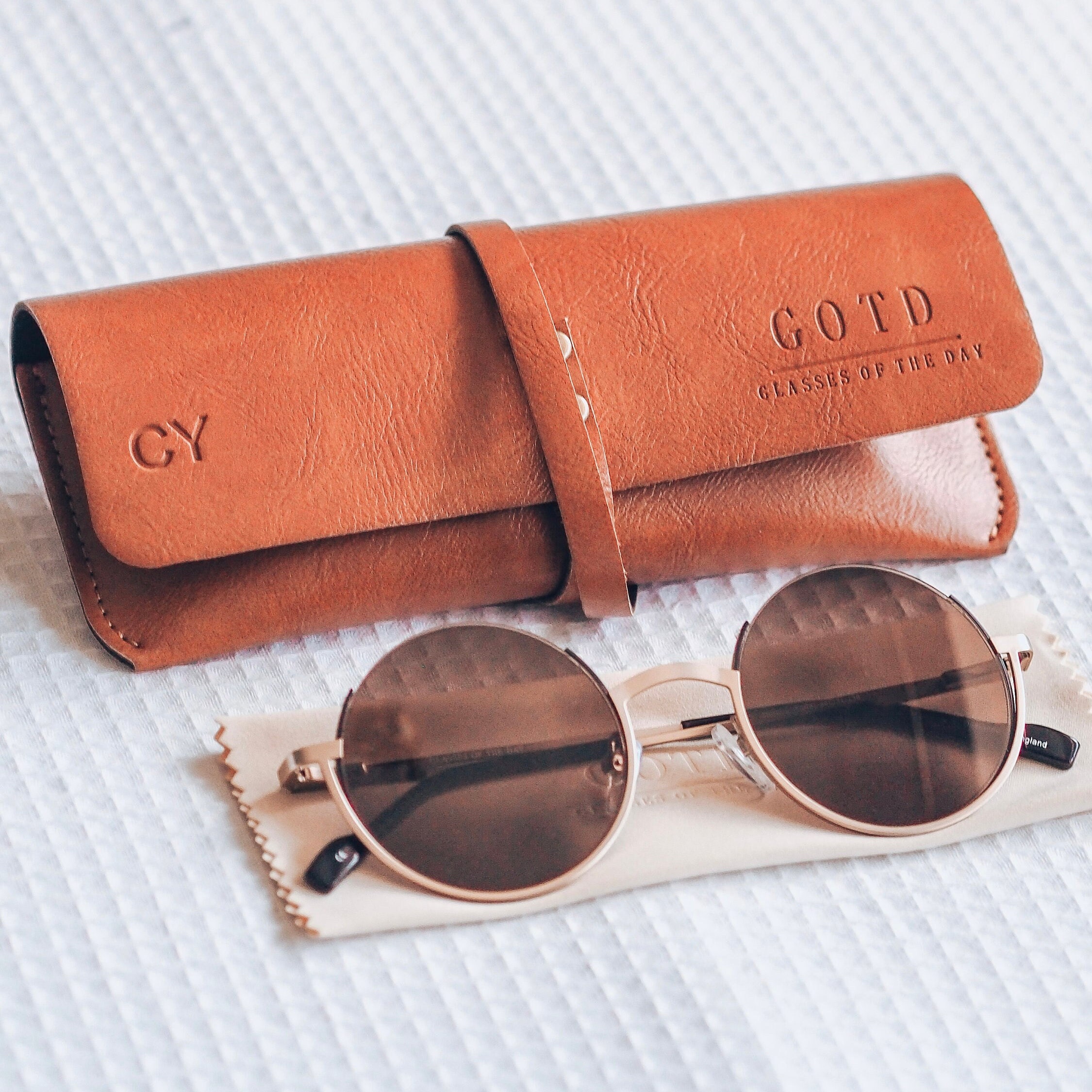 Dual Eyeglass Case with Vegan Leather and Built-In Cleaning Cloth Double Glasses Case Portable Vegan Leather Eyeglass Case  main image 2