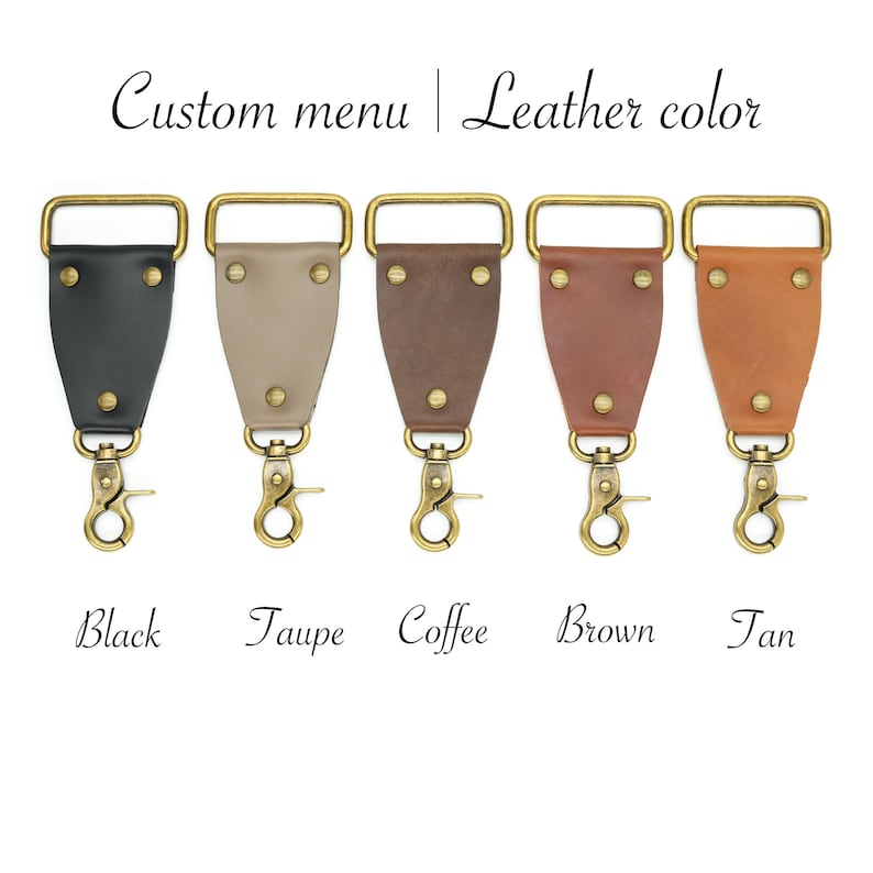 Pu&ograve; includere: Cinque opzioni di cinturini in pelle per una borsa o una borsetta. I cinturini sono mostrati in nero,  taupe, caff&egrave;, marrone e marrone chiaro. Ogni cinturino ha una fibbia in metallo dorato.