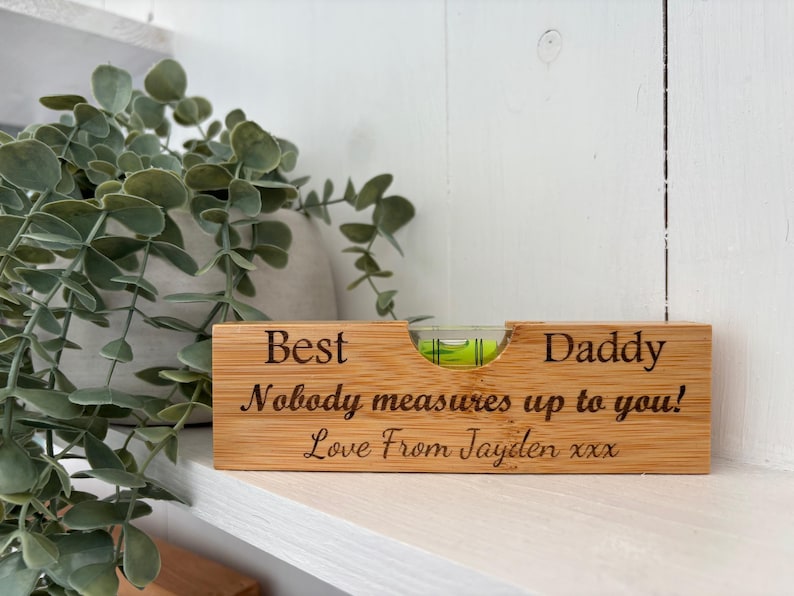 Personalised Wooden Spirit Level Bottle Opener, Fathers Day Gift, Birthday For Him, Gifts for Dad imagem 1