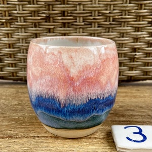 Keramikbecher „rosa/blau“ handgetöpfert