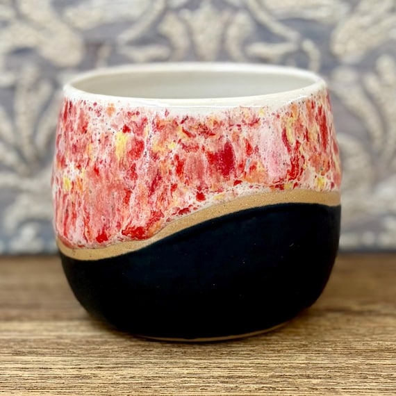 Kaffeebecher schwarz rot handgetöpfert | Kleiner Keramikbecher Unikat, Steinzeug | Geschenk für sie