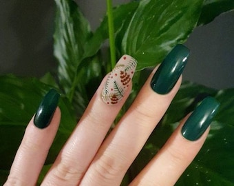 Groene winterdennenpers op gelnagels | Handgeschilderde kerstnagels | Herbruikbaar