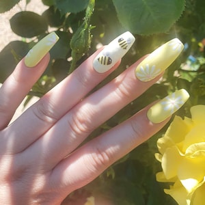 Daisies & Bumble Bees Press-On Gel Nails| Spring Summer | Reusable