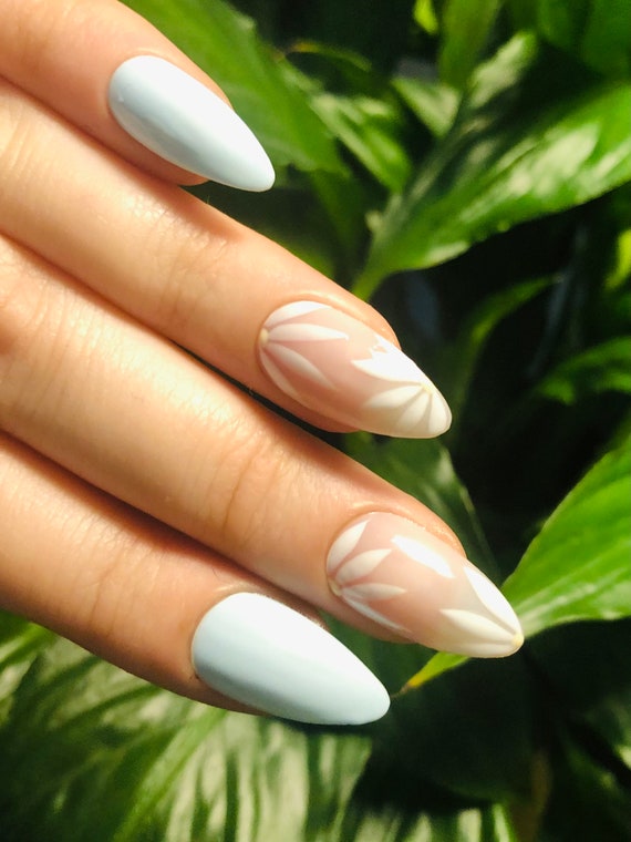 Manicure Trend Colori Estate 2021 Milky White Cat Eye Gel Nail