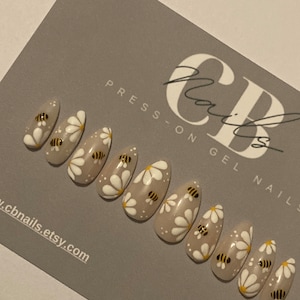 Dainty Daisies & Bumblebees Press On Gel Nails | Spring Summer Nails | Reusable