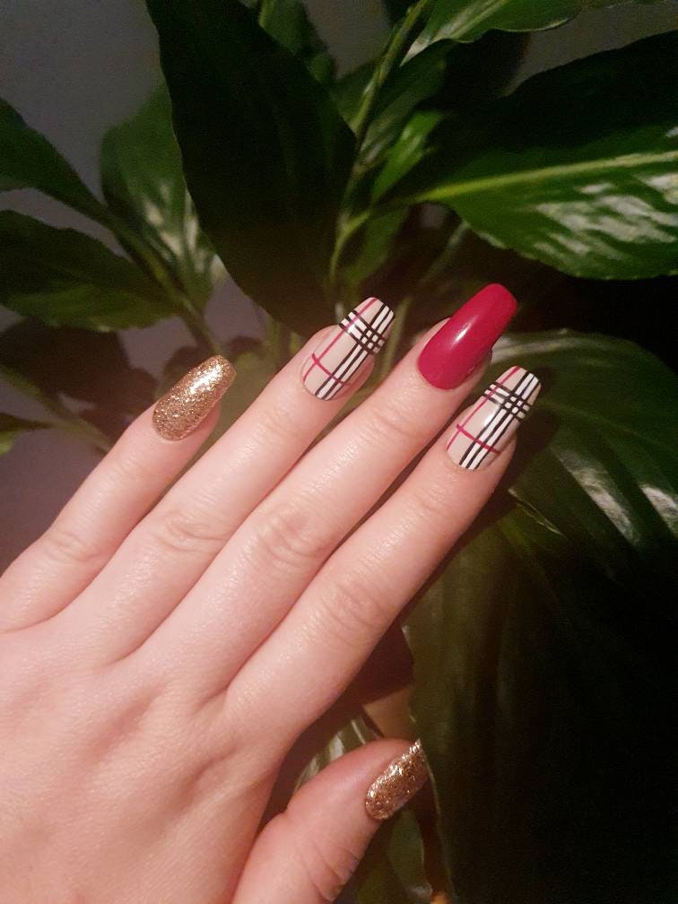Burberry uñas rojas hot sale