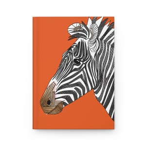 Puede incluir: Primer plano de la cabeza de una cebra con rayas blancas y negras sobre un fondo naranja.