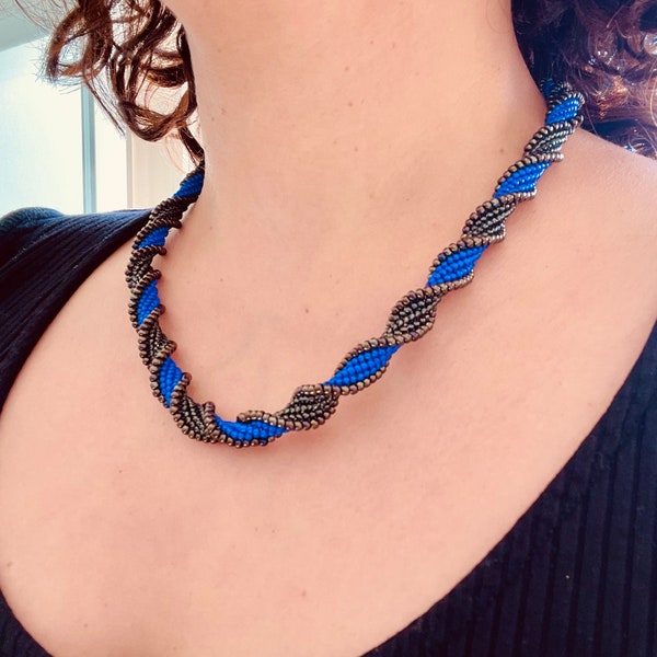 Tutoriel sur le collier de corde à chevrons en spirale