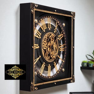 Könnte beinhalten: Schwarze und goldene Wanduhr mit römischen Ziffern und sichtbaren Zahnrädern. Die Uhr hat einen rechteckigen Rahmen mit goldenen Akzenten und einem detaillierten mechanischen Design. Das Zifferblatt der Uhr zeigt goldene Zeiger und ein komplexes Zahnradsystem.