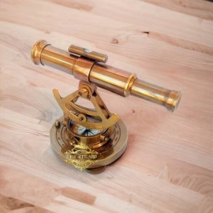 Vintage Nautisches Messing Teleskop Alidade mit Kompass / Transit Vermessungsinstrument Navigationsinstrument Am besten für Geschenk & Dekorationsartikel