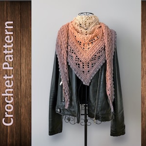Puede incluir: Un chal de ganchillo con un degradado de colores melocotón, naranja y morado. El chal se muestra en una chaqueta de cuero negra en un maniquí.