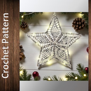 Könnte beinhalten: Ein gehäkelter Stern-Ornament mit einem detaillierten, durchbrochenen Design. Der Stern ist weiß mit silbernen Akzenten und wird von kleinen Lichtern beleuchtet. Der Hintergrund umfasst Tannenzapfen, Tannenzweige und rote Ornamente, was auf ein Feierthema hindeutet.