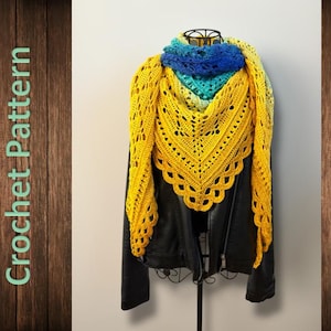 Op de afbeelding: Een gele gehaakte sjaal met een geschulpte rand en openwerk ontwerp is over een zwarte leren jas gedrapeerd. De sjaal loopt over van blauw naar groen naar geel. De woorden "Crochet Pattern" staan verticaal aan de linkerkant.