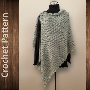 Może przedstawiać: Jasminowy szal wykonany na szydełku z koronkowym wykończeniem. Szal jest drapowany na czarnej koszuli z golfem na manekinie.