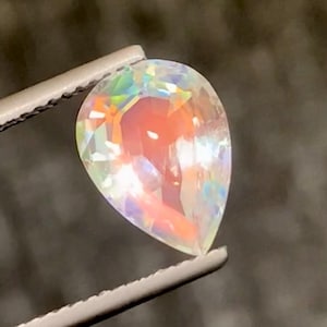 Regenboogmaansteen peergeslepen edelsteen: 3,15 karaat