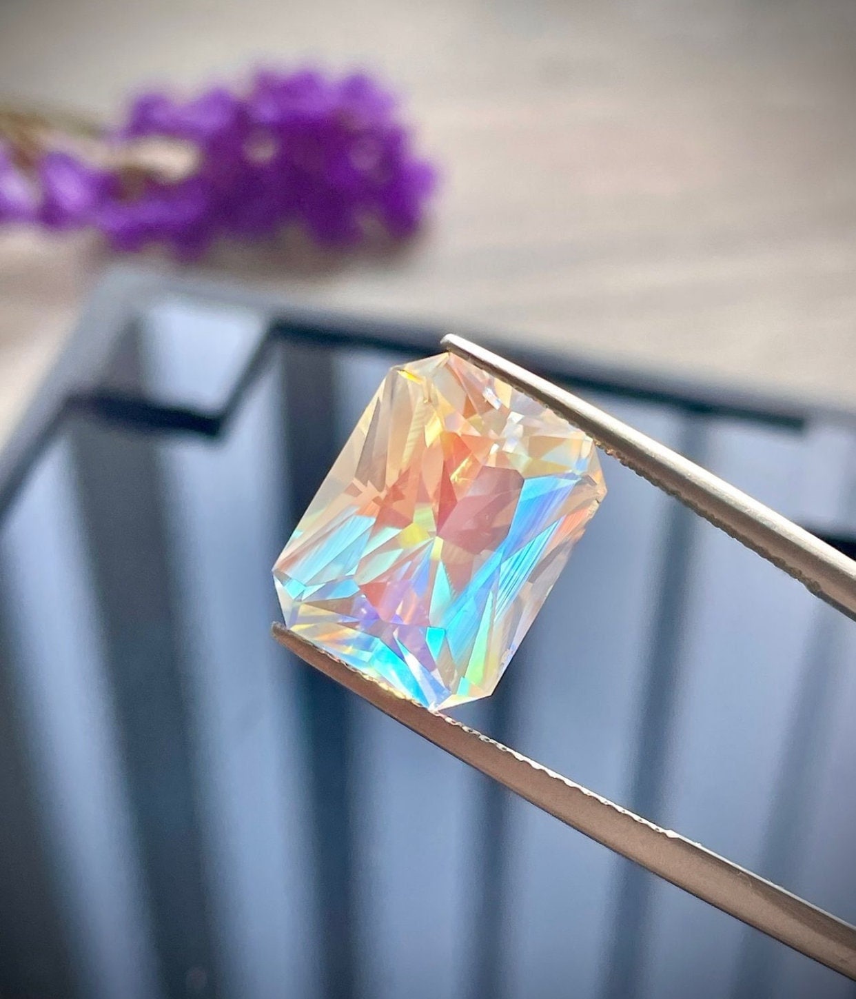 レインボームーンストーン宝石：5.70カラットのラディアント