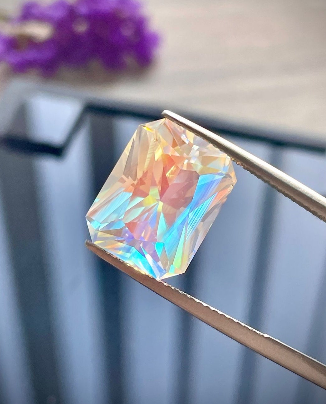 レインボームーンストーン宝石：5.70カラットのラディアント