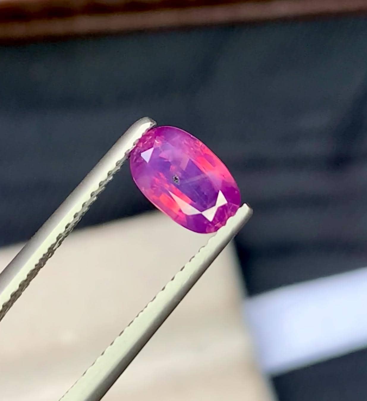 カシミールサファイア宝石：1.5カラットのオーバルカットの紫がかった