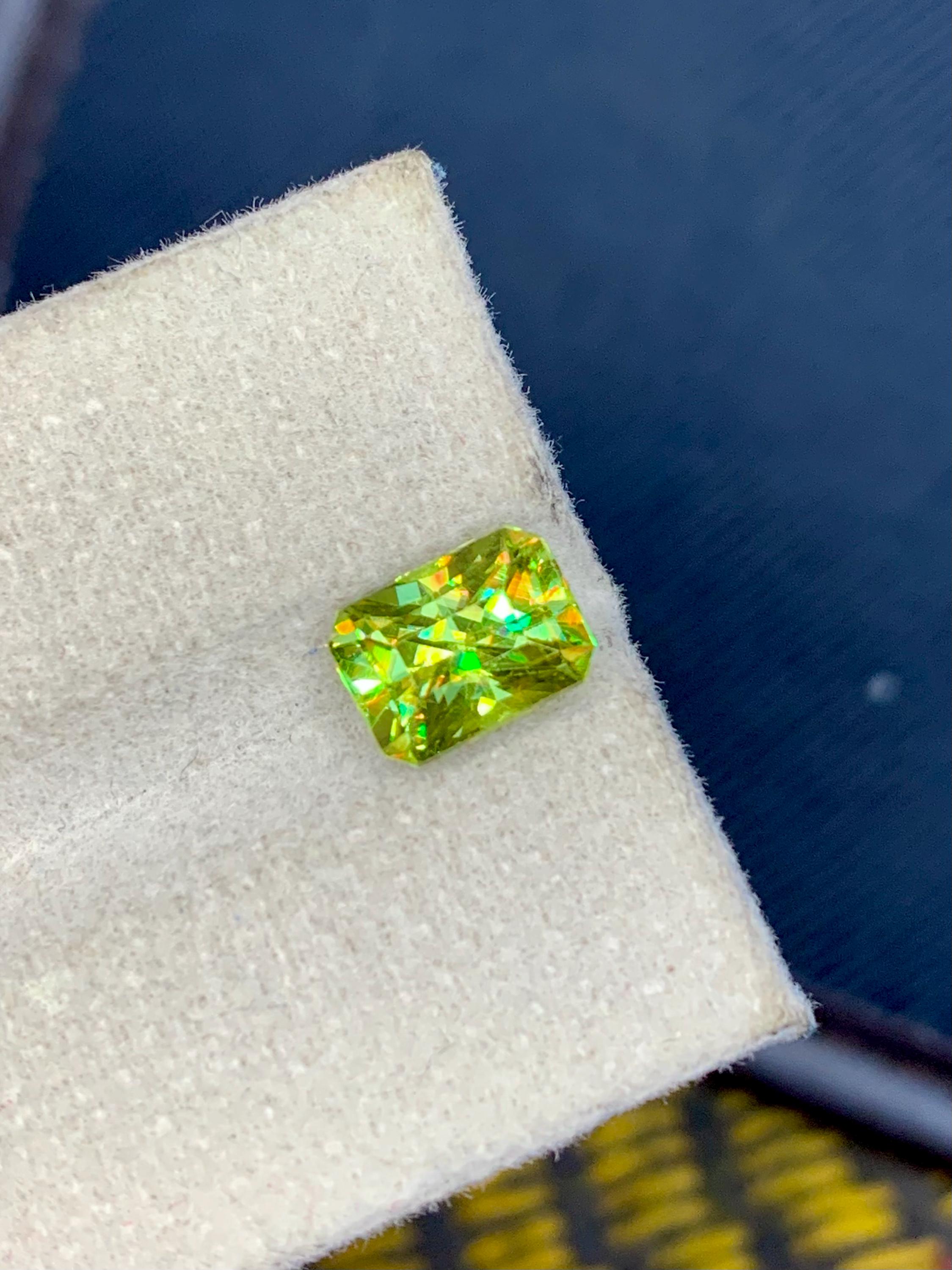 レモングリーンスフェーン宝石：2.50カラットの精密カットチタン石